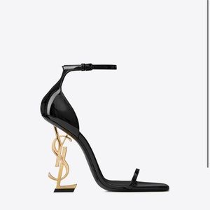 This shoe is in mighty fine condition box and everything